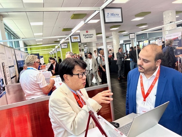 Leti Innovation Daysで東北マイクロテックの元吉が新奇技術についてお客様に説明する様子。